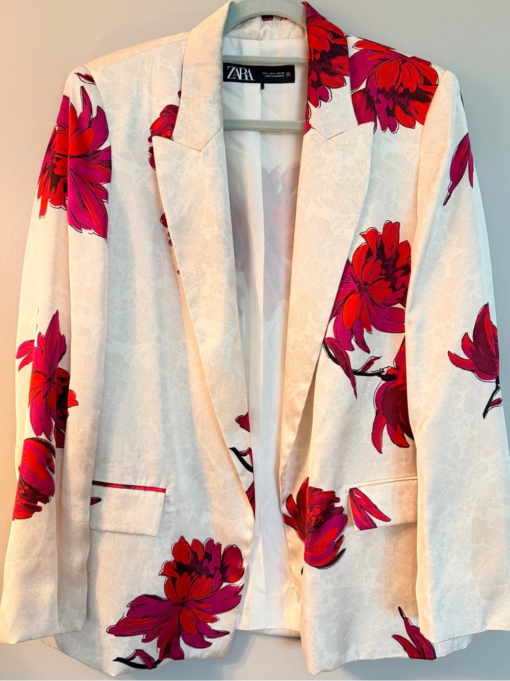 Zara bloggers favorite satin floral blazer L